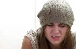 Brunet vigoureux avec de jolis seins teen donne bj vidéo française sexe amateur gratuit lent et sensuel à un mec plus âgé