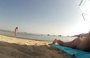 Une blonde anale à gorge profonde s'étouffe avec une bite, donne un rimjob et amateur film porno se fait baiser