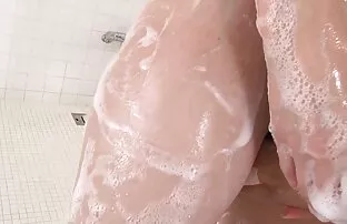 Mamie perverse avide de sexe montre qu'elle peut prendre 4 boutons facilement porno fr amateur