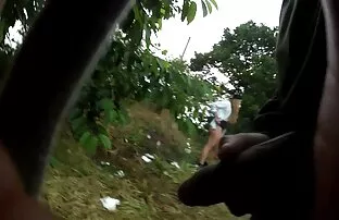 Kutasia se vidéo hot amateur masturbe et suce le gars de l'informatique