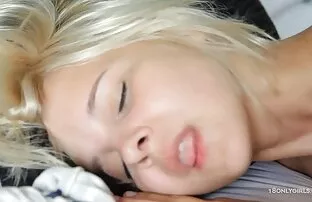 Beauté blonde joue avec film amateur pornographique sa chatte juteuse