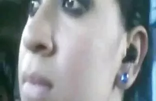 Hot Latina suce une bite raide sur une chaise de streaming sexe amateur jardin et se fait baiser