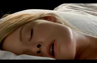 Biondina si scopa due ragazzi sul filme porno amateur divano