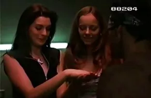 Plantureuse naine baisée sur une film porno français amateurs table