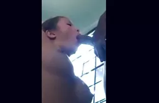 Une strip-teaseuse coquine suce une bite et film porno amateur black se fait baiser sur scène