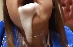 Sharka Blue s'allonge sur un canapé, écarte les jambes et se doigte la video x amateur en streaming chatte