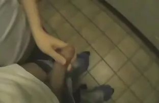 La douce teen japonaise Ai Yumemi se fait streaming video amateur caresser la chatte