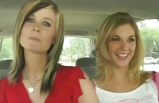 Blonde de 19 ans avec de gros seins en collants se mouille. video sexe amateur tukif