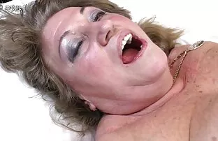 La beauté Cassie Laine tient son vibe sur vidéos amateurs pornos son clitoris sensible