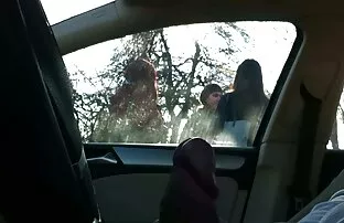 De belles blondes ont leurs trous du cul étirés et baisés, et partagent une charge amateur et sexr