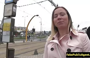 Guy enfonce une bite dans la bouche d'une fille vidéo x amateur gratuit aux gros seins et la baise sur un canapé