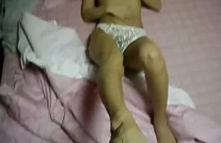 Petite amie amateur suce et baise dans sa salle de bain avec une éjac film de sexe amateur faciale